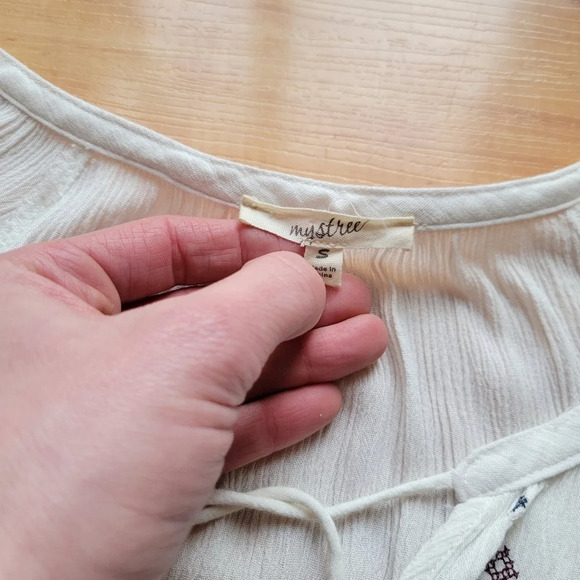 Mystree-  White Emroidered Lightweight Short Sleeve Top with Collar Tie - Picture 6 of 9